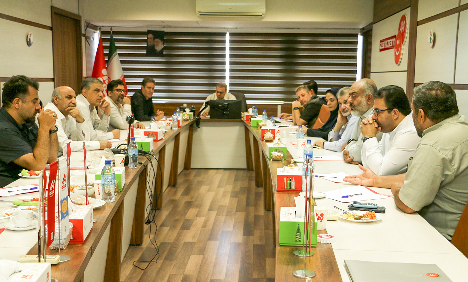 نشست هماهنگی تولید و فروش؛ تأکید بر استمرار فعالیت بدون توقف در شرکت‌های گروه