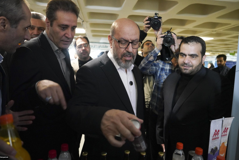 بازدید رئیس بنیاد مستضعفان از غرفه های هلدینگ صنایع غذایی سینا در نمایشگاه تحقیق و توسعه